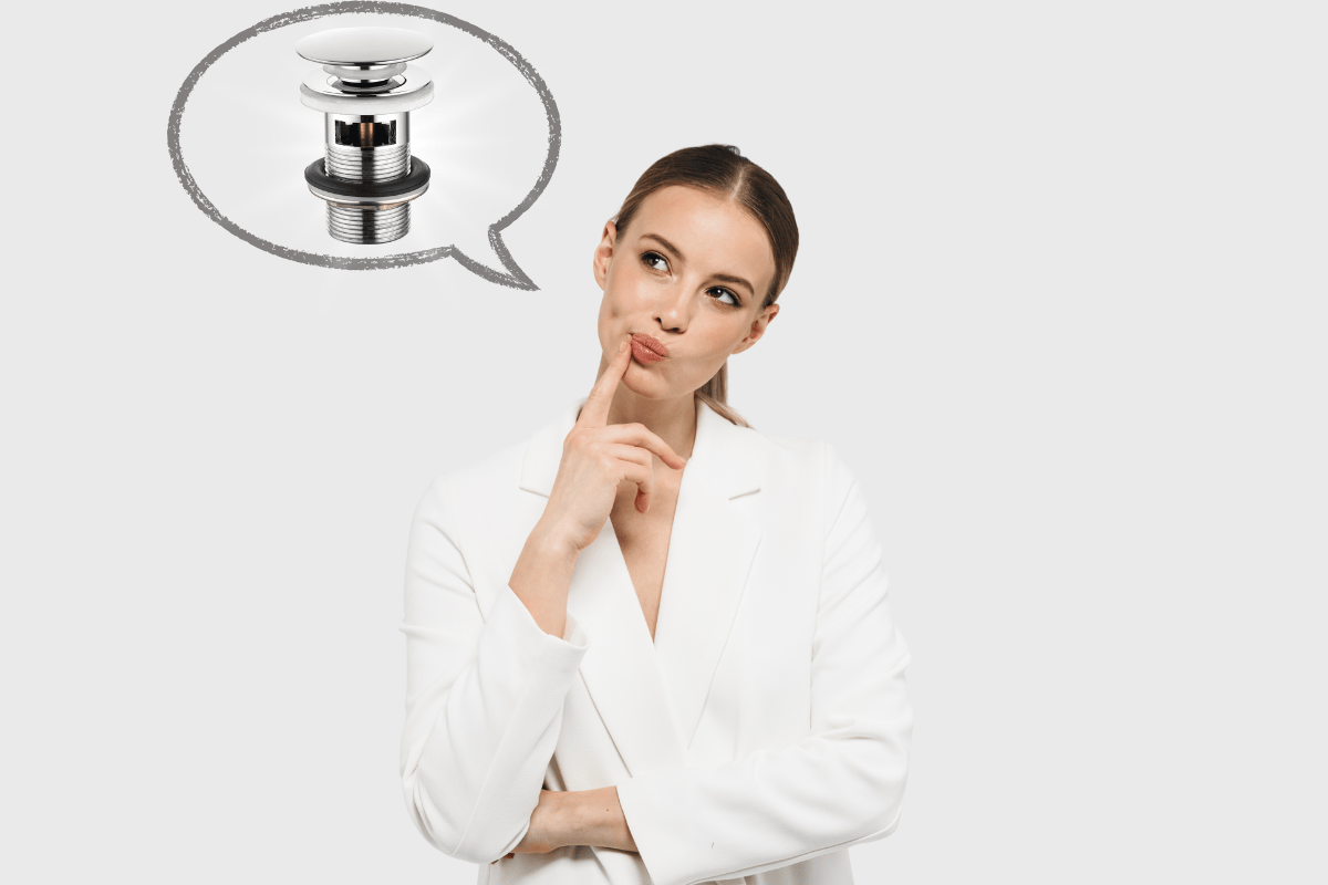 zamyślona kobieta zastanawia się nad korkiem do umywalki 