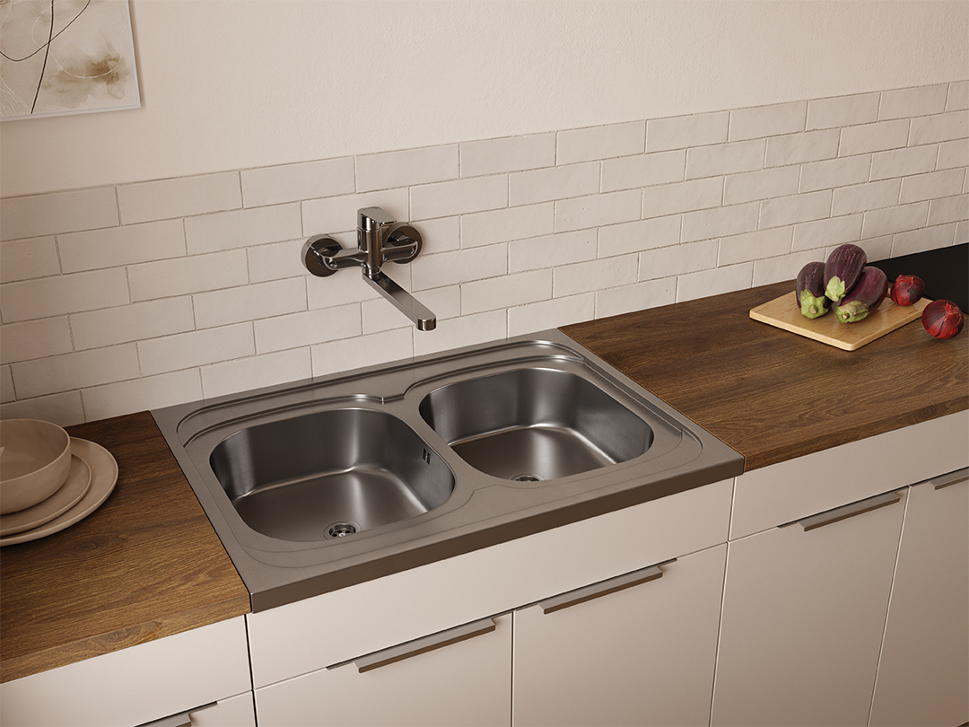 Biały zlewozmywak dwukomorowy ze srebrną baterią w białej kuchni.